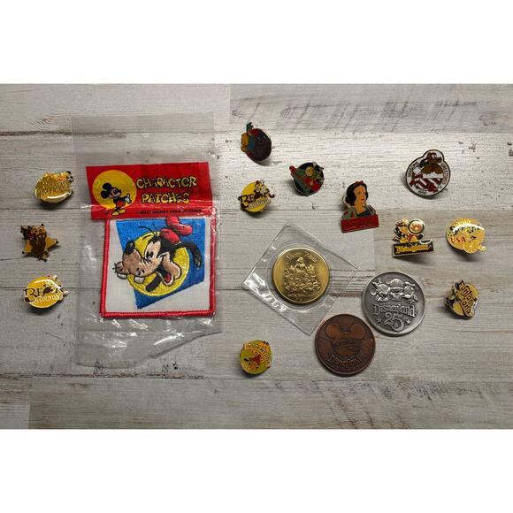 Lot of Disneyland Disneyword Cast Pins Coins Patch Vintage 80s - Picture 1 of 3